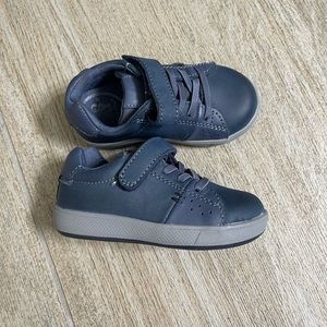 Toddler size 6 stride rite washable Velcro shoes